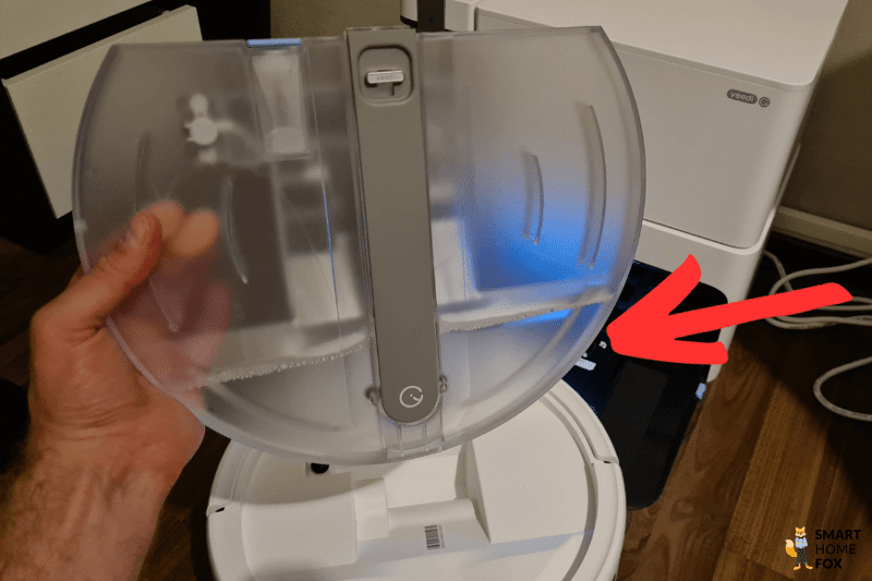 Der fast leere Frischwassertank des Yeedi Cube wird in den Händen gehalten.